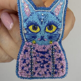 Blue Cat Brooch – Hand Embroidered Satin Stitch Face, Pink Knotted Body Pin — featured image