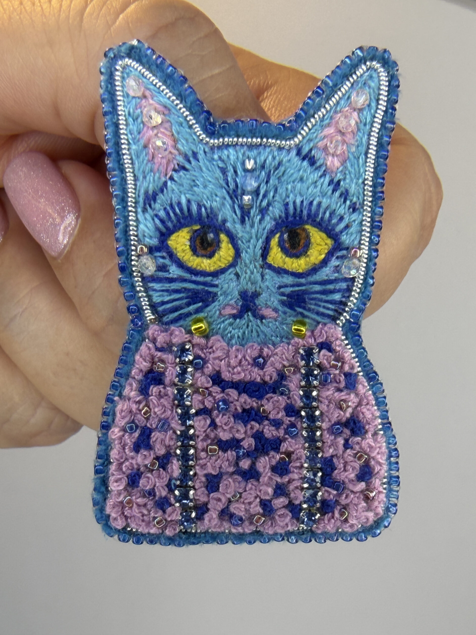 Blue Cat Brooch – Hand Embroidered Satin Stitch Face, Pink Knotted Body Pin — featured image